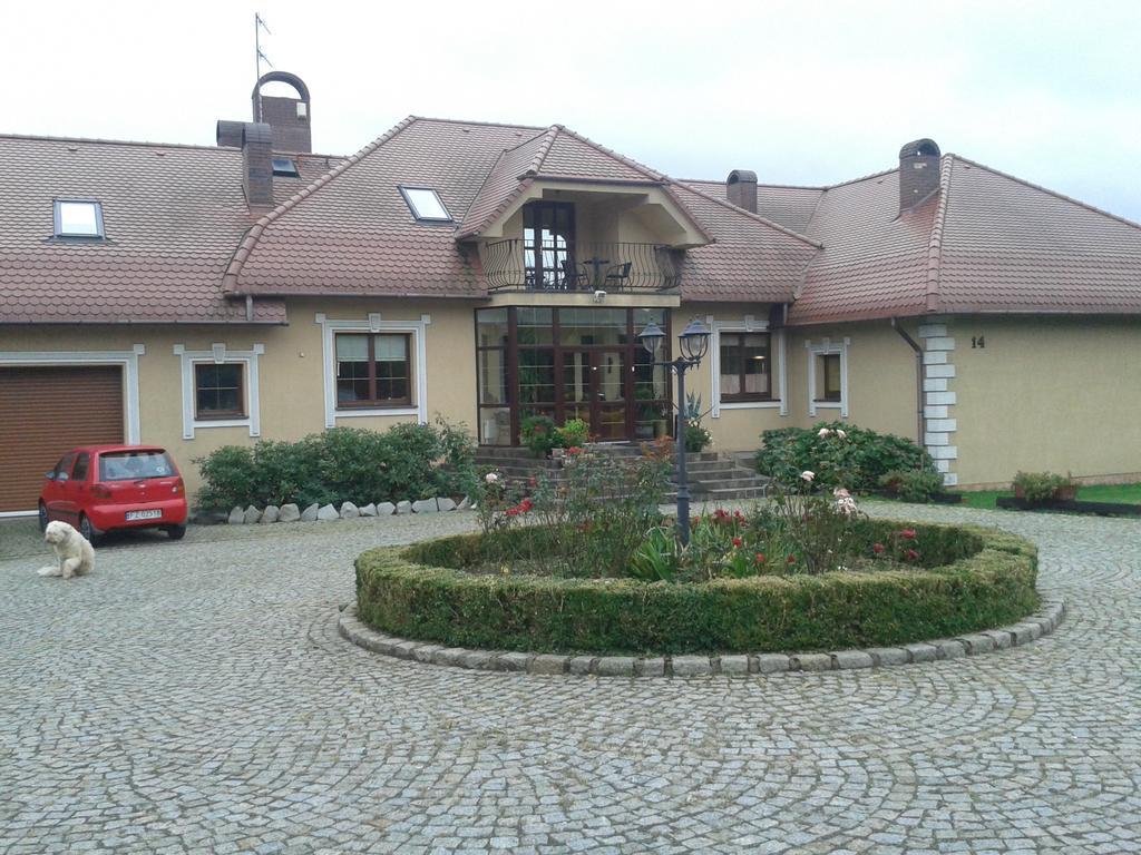 Отель Gosciniec Sloneczny Drzonkow Экстерьер фото